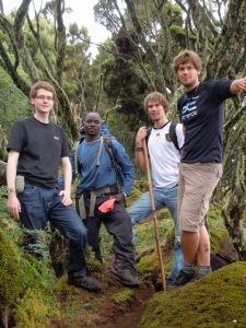 Mit unserem Guide beim Aufstieg im Rwenzori Mountains Nationalpark
